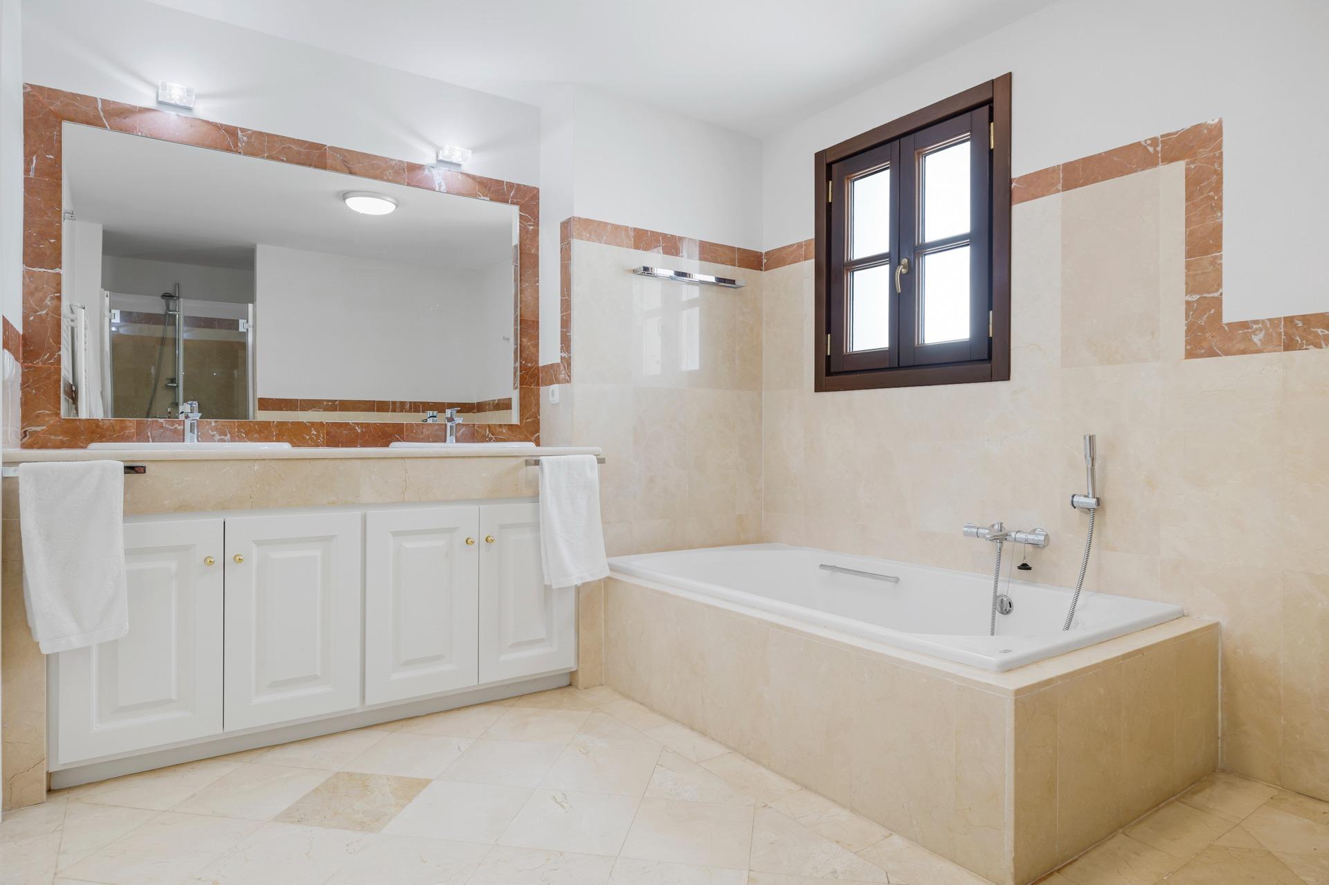 5 Bedroom Villa in Benahavís - Фото 19