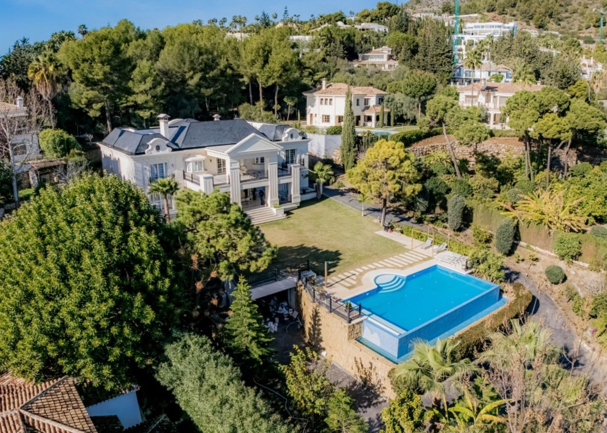 9 Bedroom Villa in Marbella - Photo 3