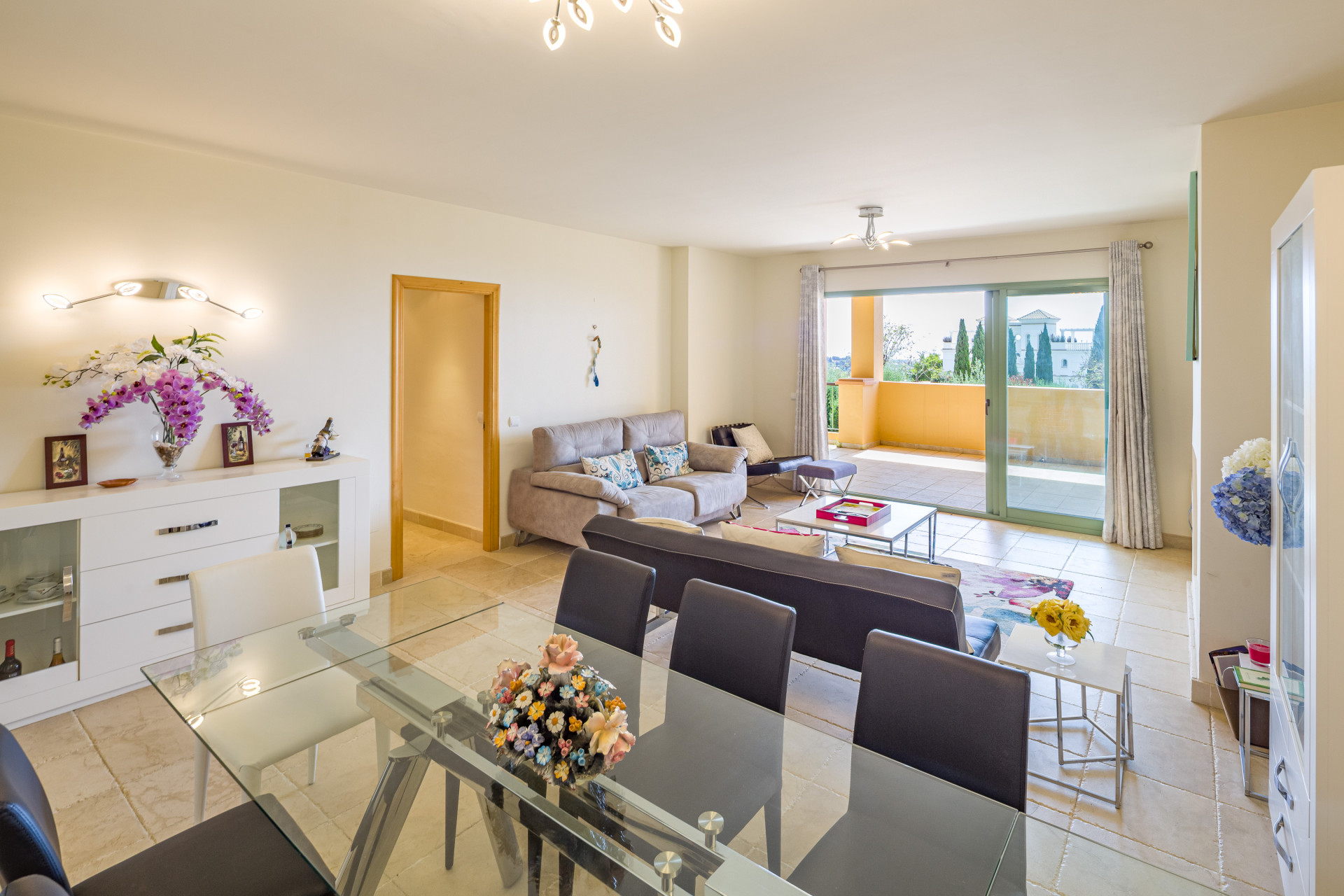 2 Bedroom Apartment in Benahavís - Photo 4