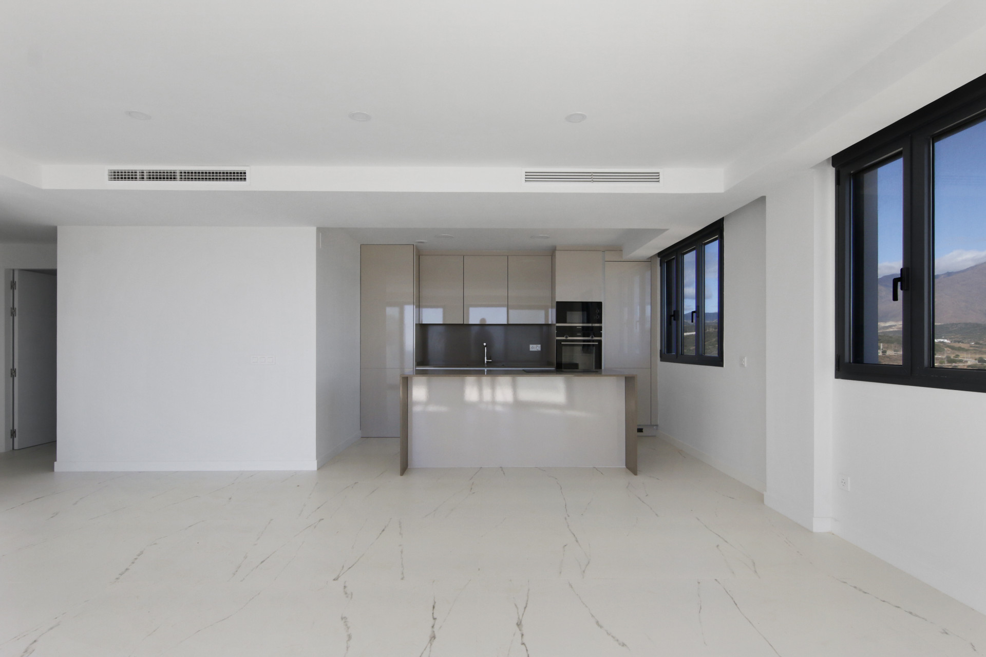 3 Bedroom Apartment in Estepona - Photo 6