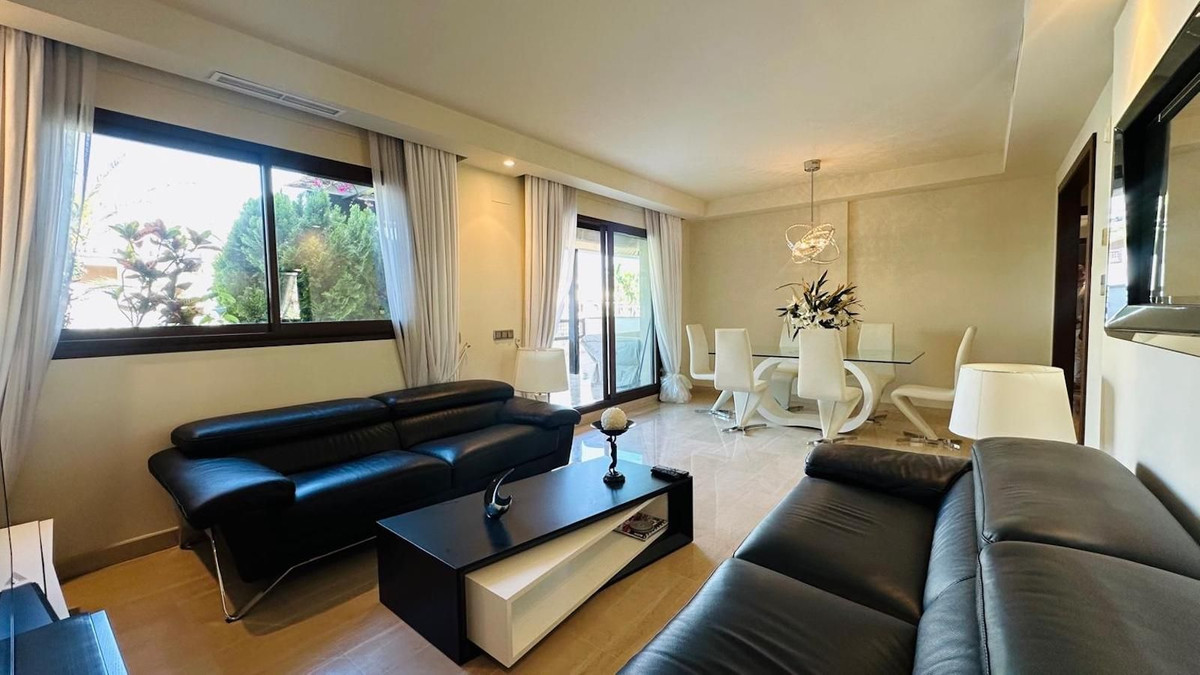 3 Bedroom Apartment in Marbella - Photo 2