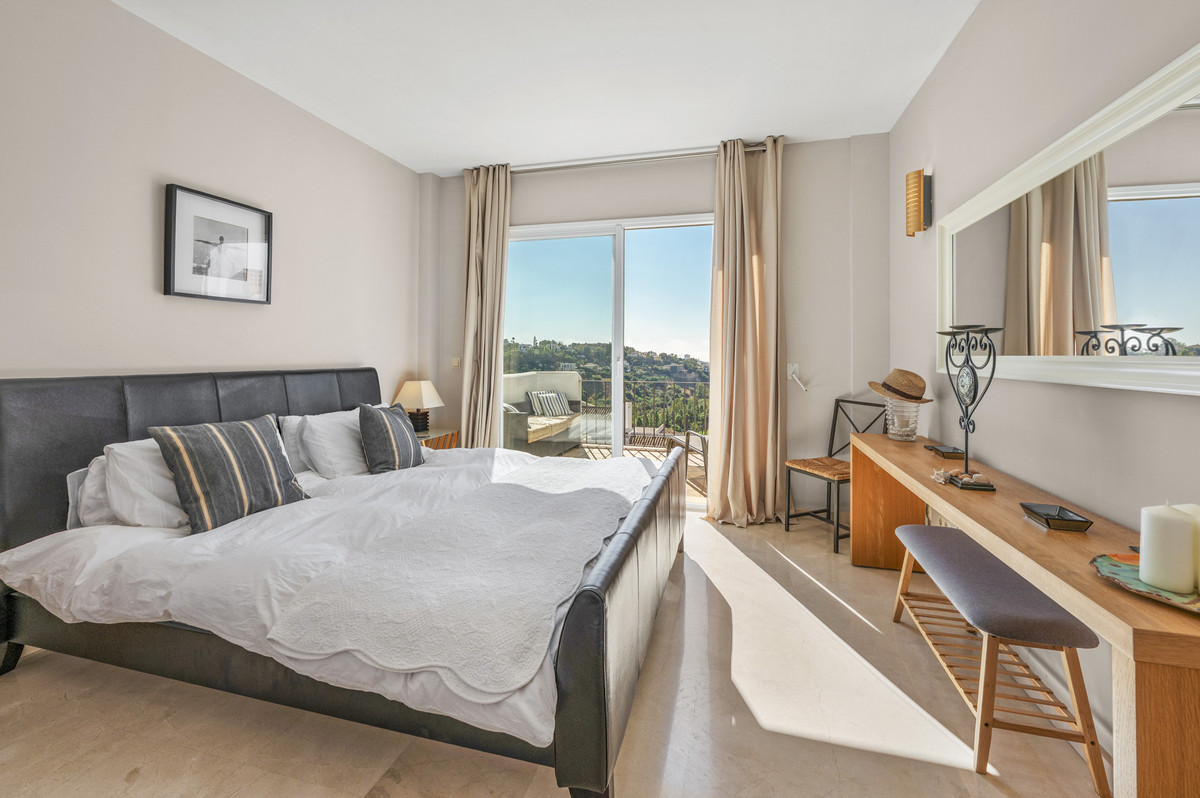 3 Bedroom Penthouse in Benahavís - Photo 10