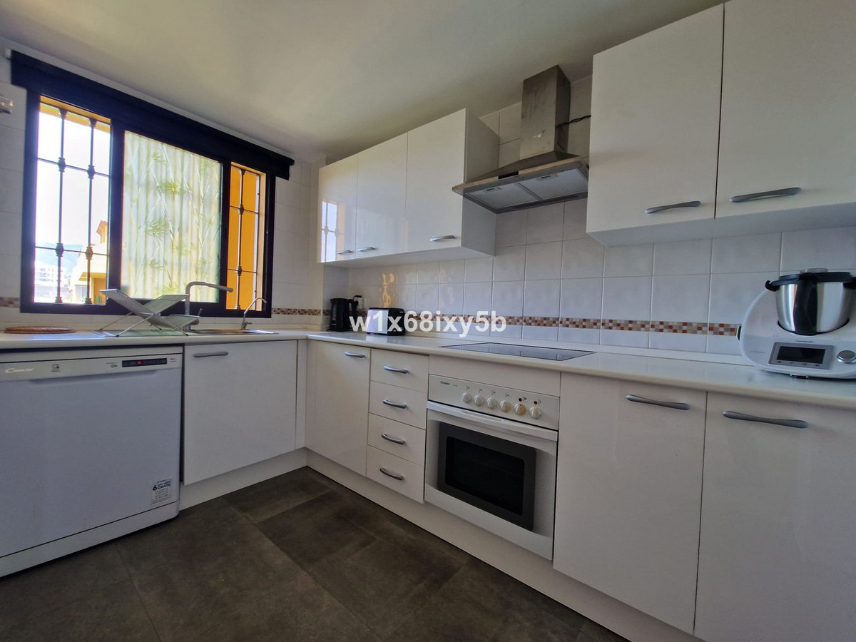2 Bedroom Apartment in Estepona - Photo 8