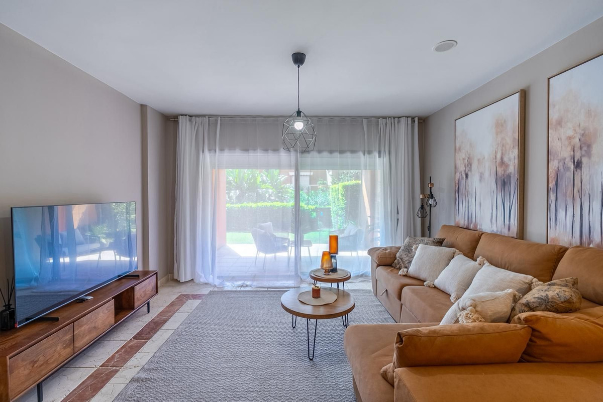 3 Bedroom Apartment in Estepona - Photo 6