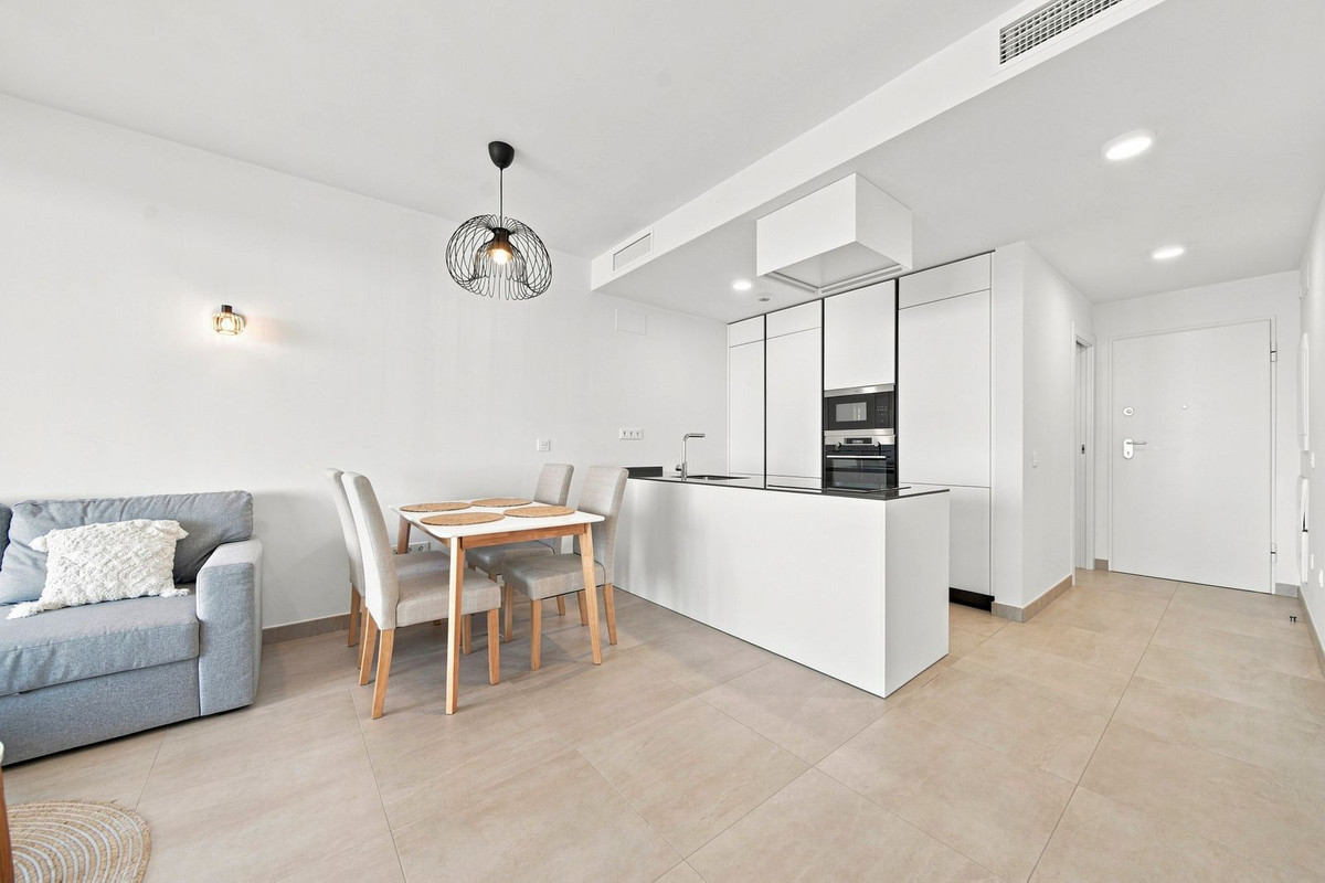 2 Bedroom Apartment in Fuengirola - Photo 4