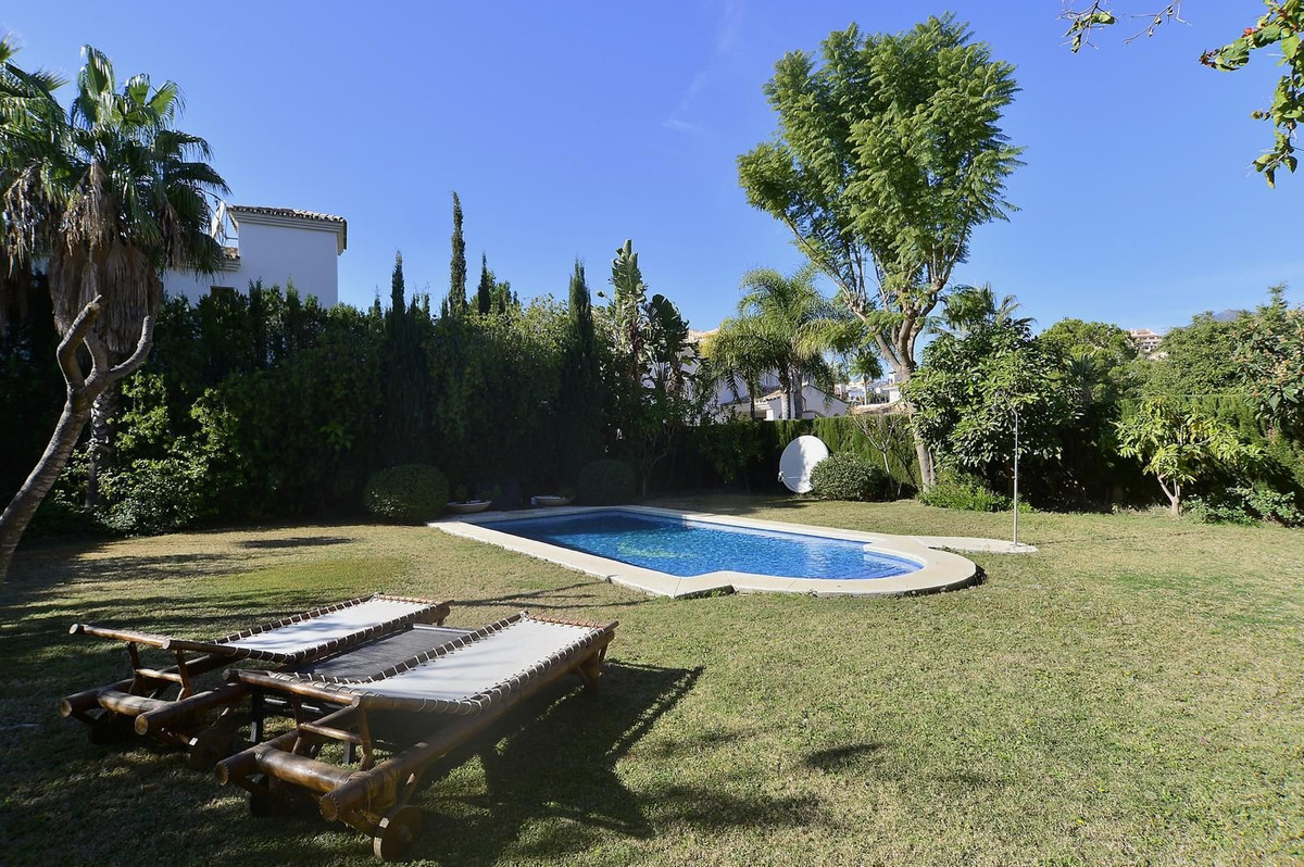 4 Bedroom Villa in Marbella - Photo 2