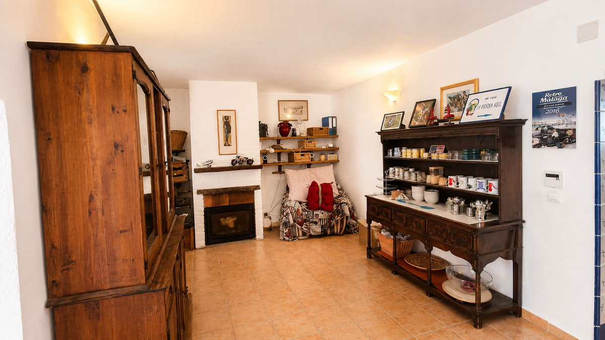 6 Bedroom Townhouse in Tolox - Photo 7