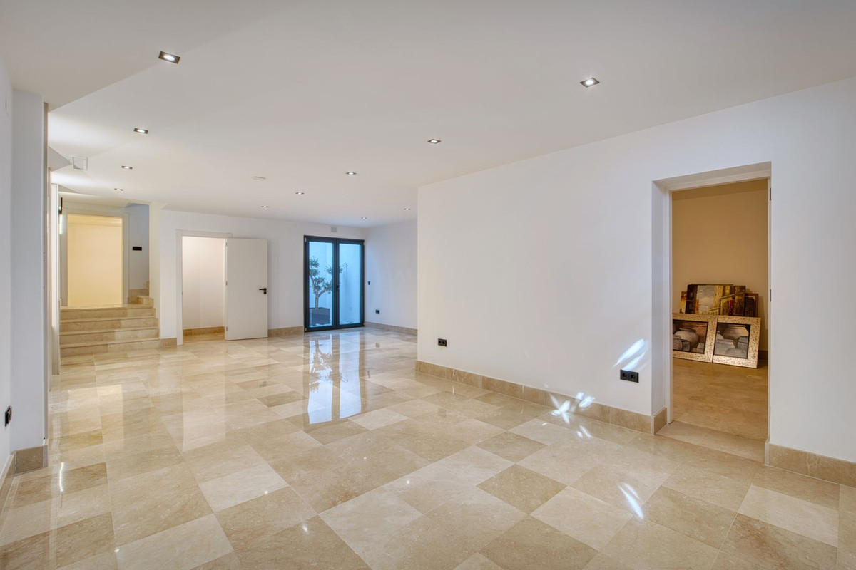5 Bedroom Villa in Marbella - Photo 20