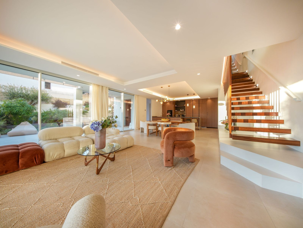 5 Bedroom Villa in Marbella - Photo 3