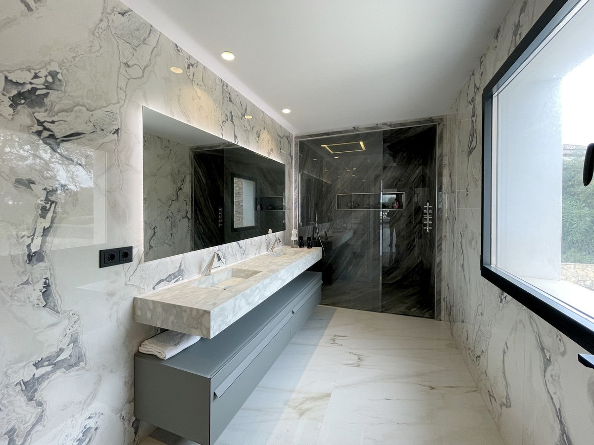 6 Bedroom Villa in San Roque - Photo 50