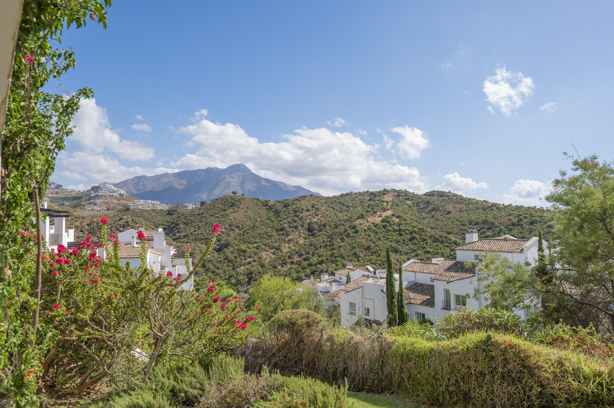 3 Bedroom Apartment in Benahavís - Photo 3