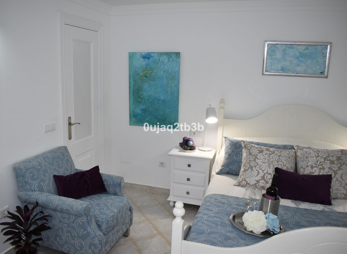 2 Bedroom Townhouse in Marbella - Photo 21