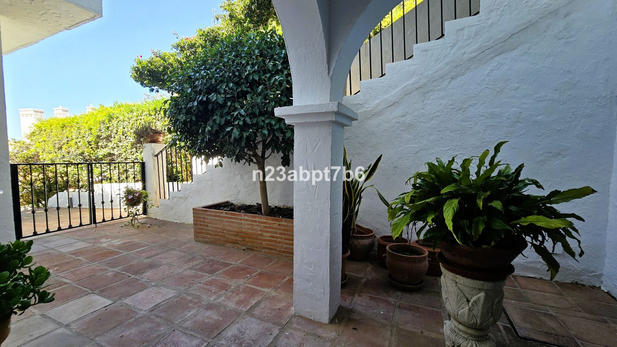 2 Bedroom Apartment in Benahavís - Photo 11
