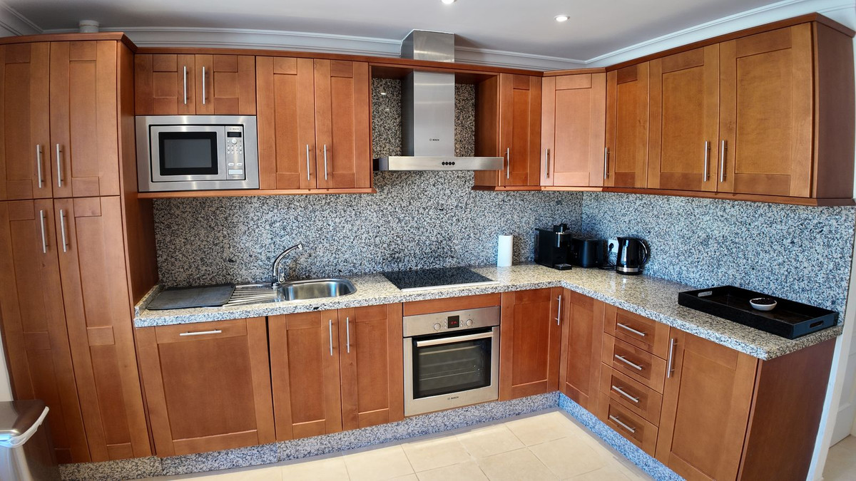 4 Bedroom Townhouse in Benahavís - Photo 7