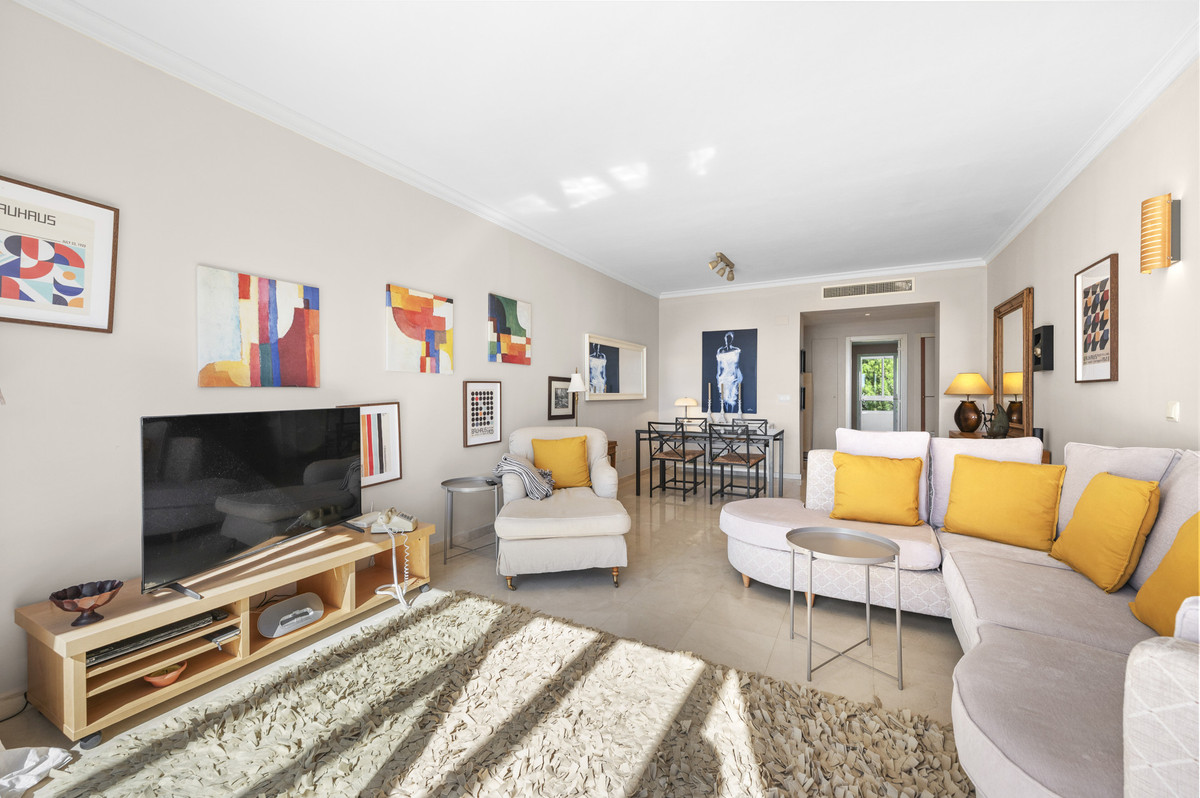 3 Bedroom Penthouse in Benahavís - Photo 6