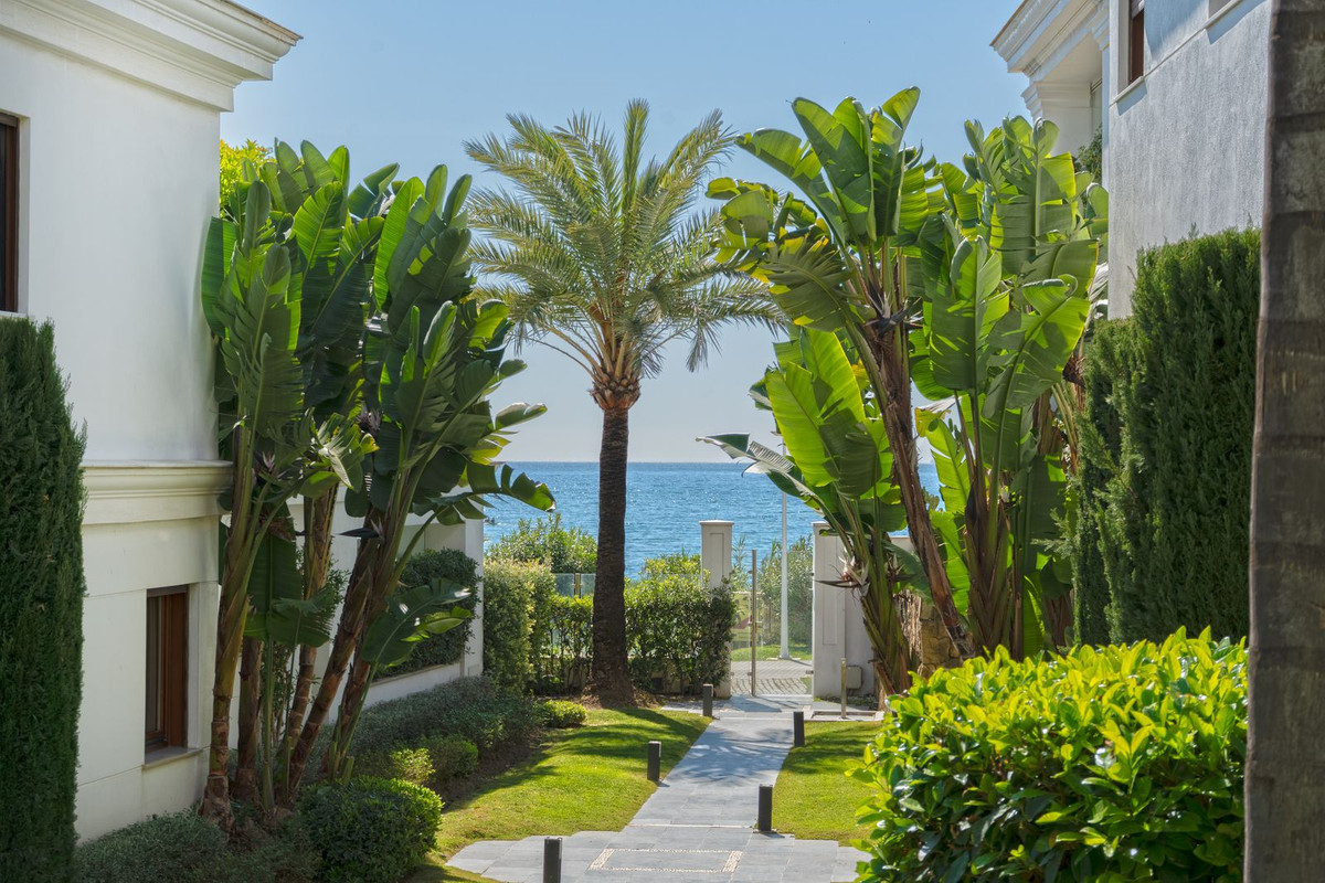 2 Bedroom Apartment in Estepona - Photo 33