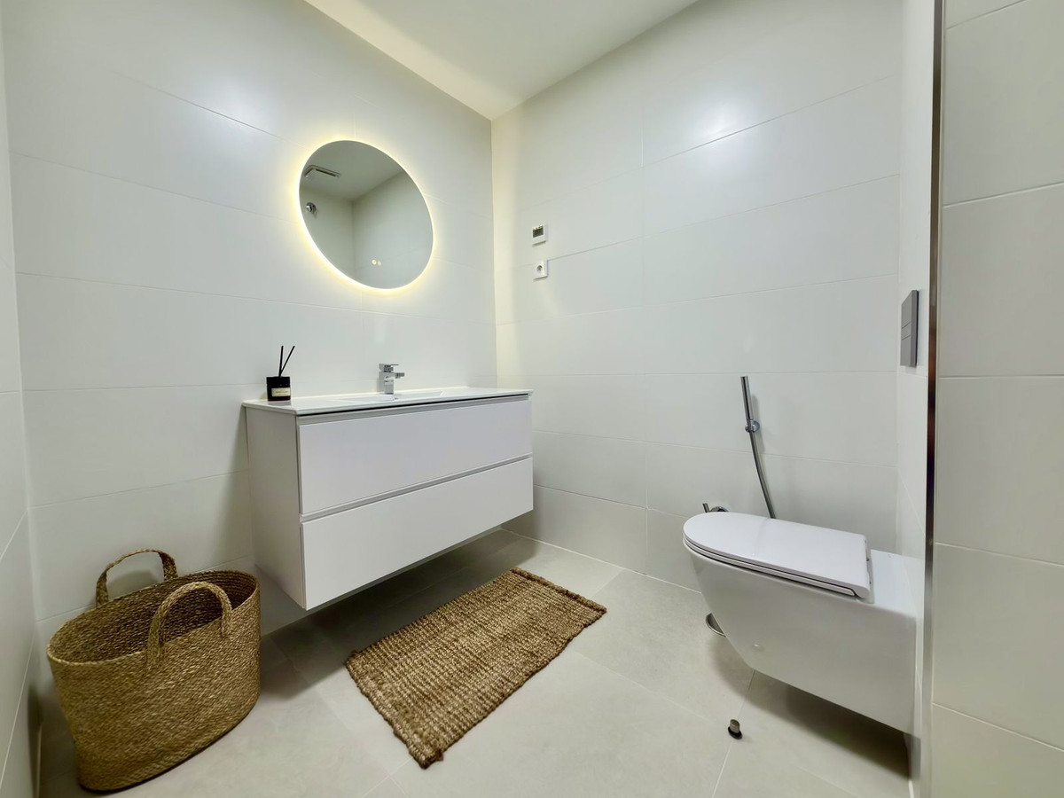 2 Bedroom Apartment in Estepona - Photo 25