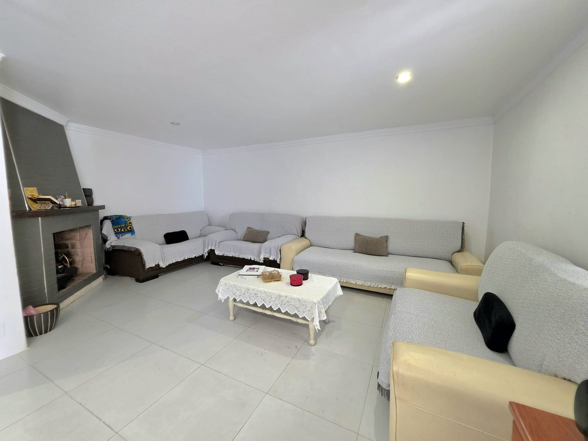 3 Bedroom Townhouse in Estepona - Photo 4