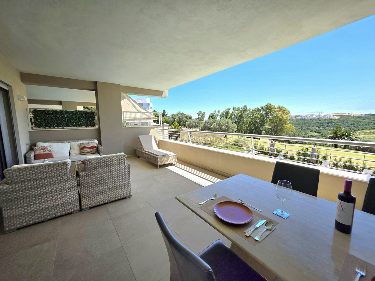2 Bedroom Apartment in Estepona - Photo 2