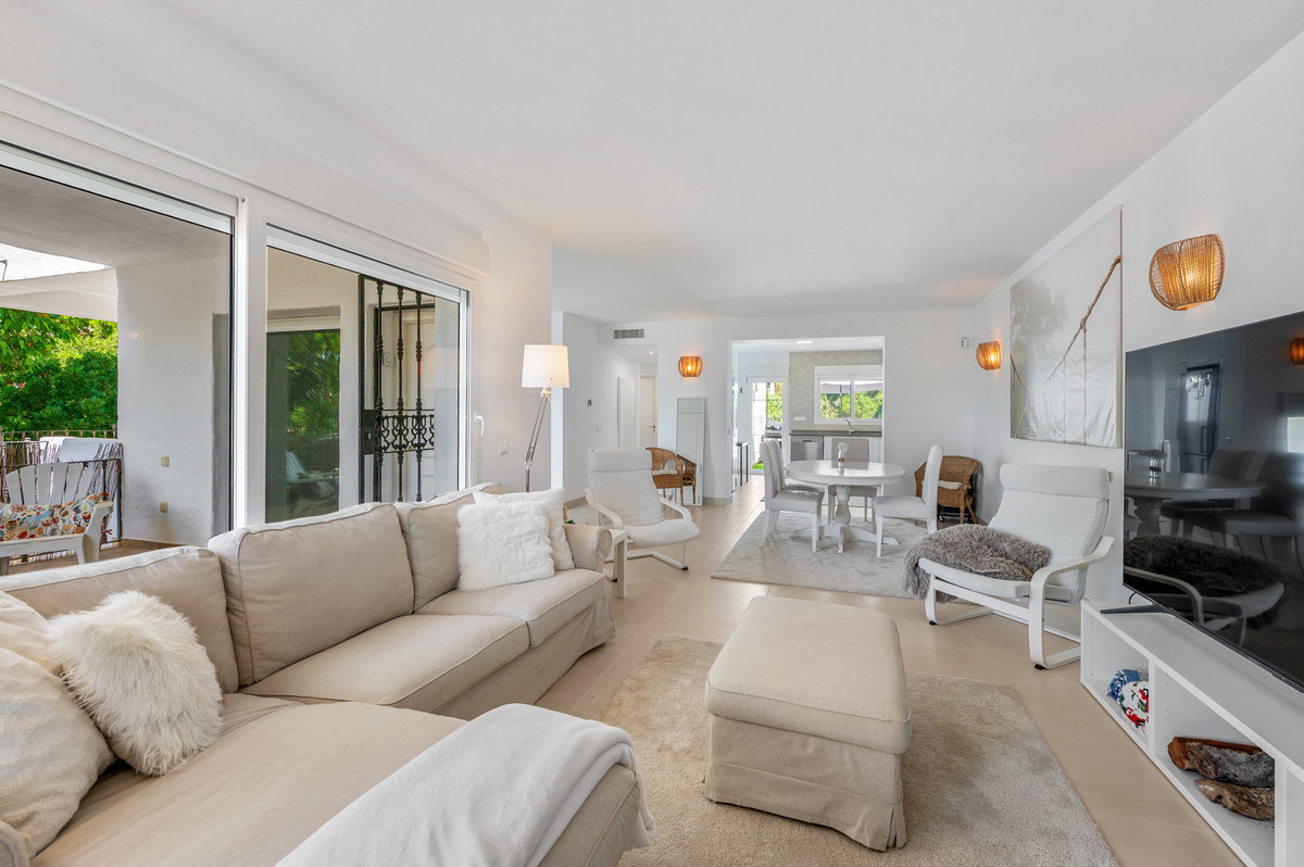 4 Bedroom Villa in Marbella - Photo 2