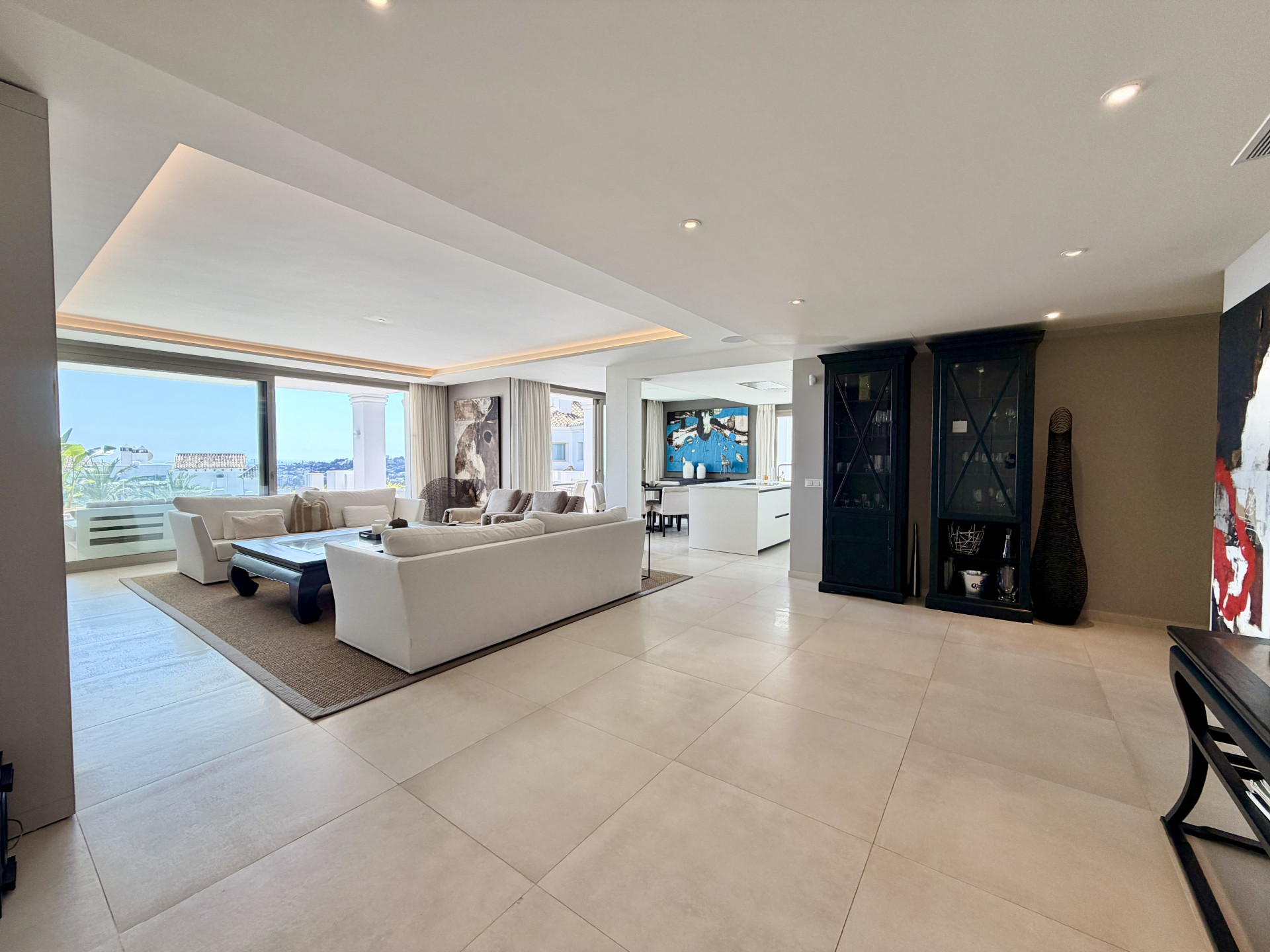 3 Bedroom Apartment in Marbella - Photo 2
