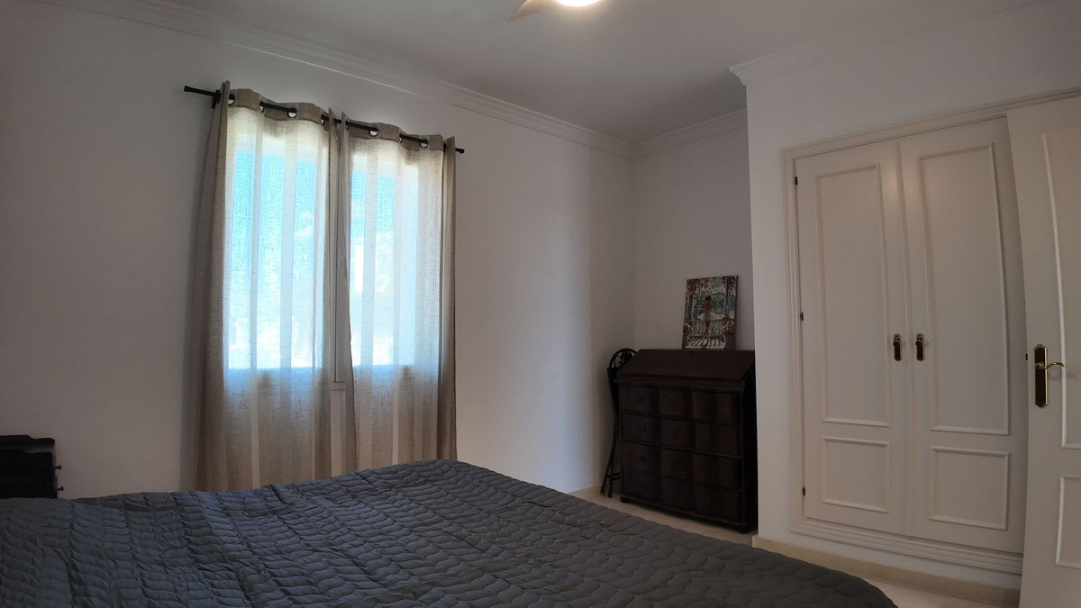 4 Bedroom Townhouse in Benahavís - Photo 28