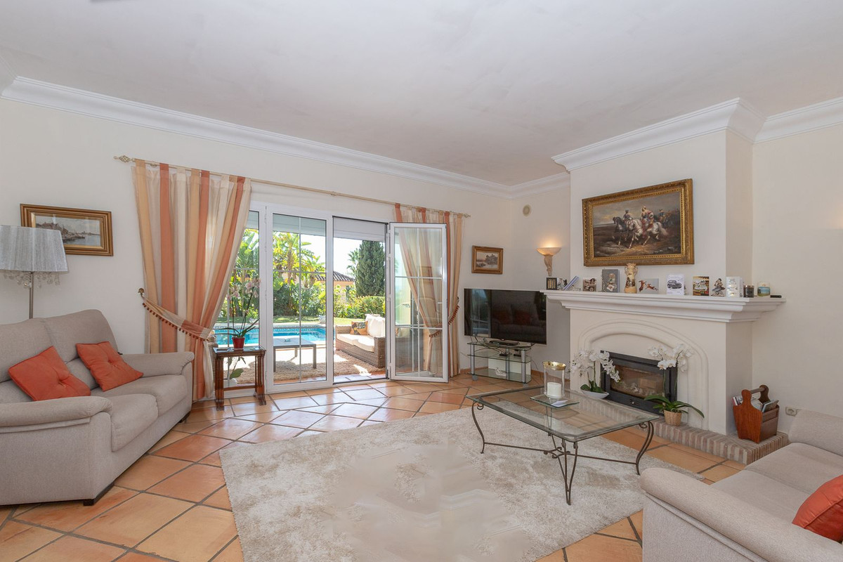 5 Bedroom Villa in Marbella - Photo 3