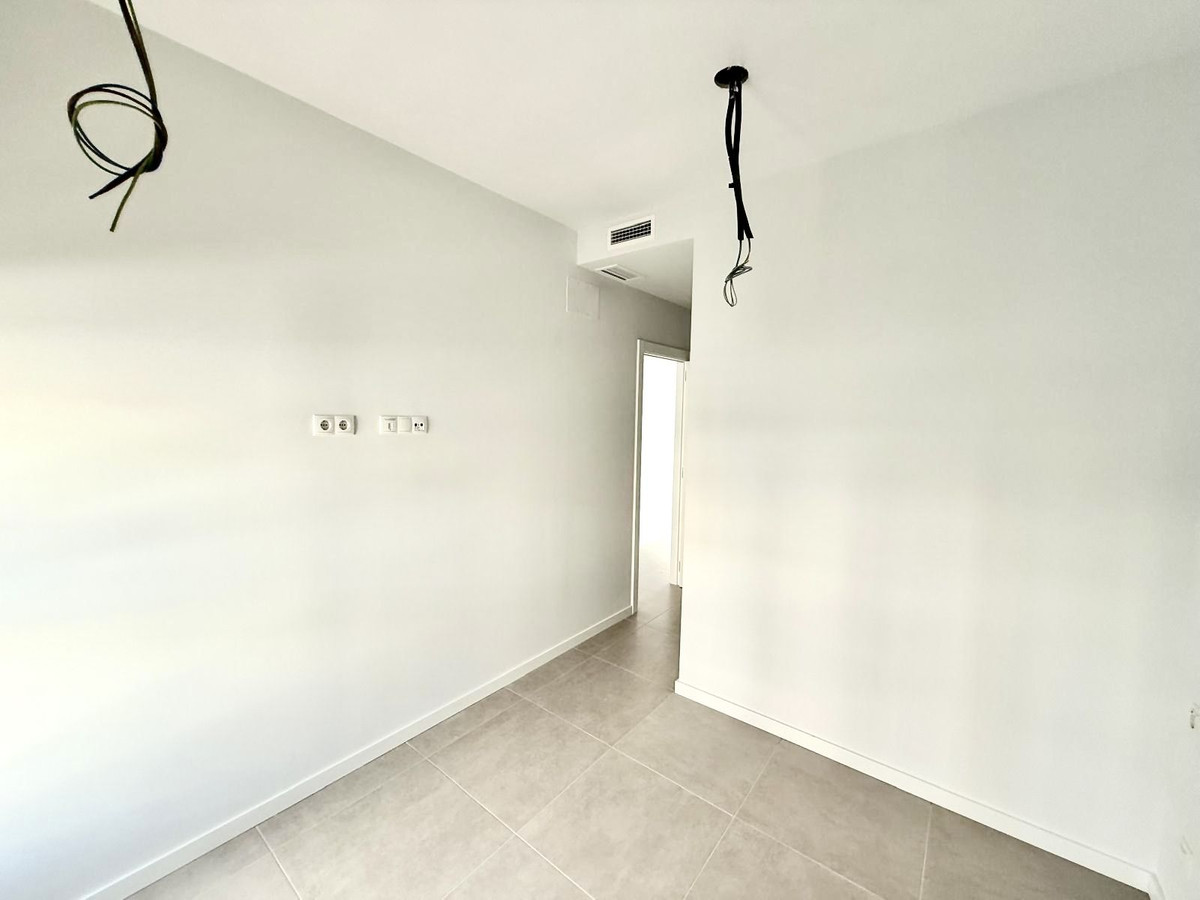 2 Bedroom Penthouse in Estepona - Photo 14