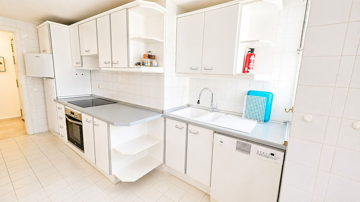 2 Bedroom Apartment in Estepona - Photo 27