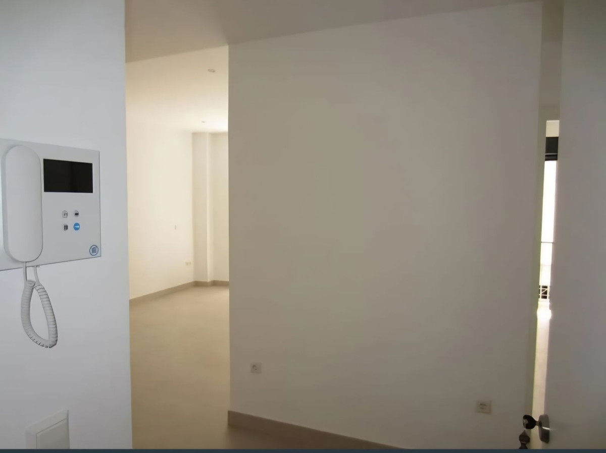 2 Bedroom Apartment in Fuengirola - Photo 16