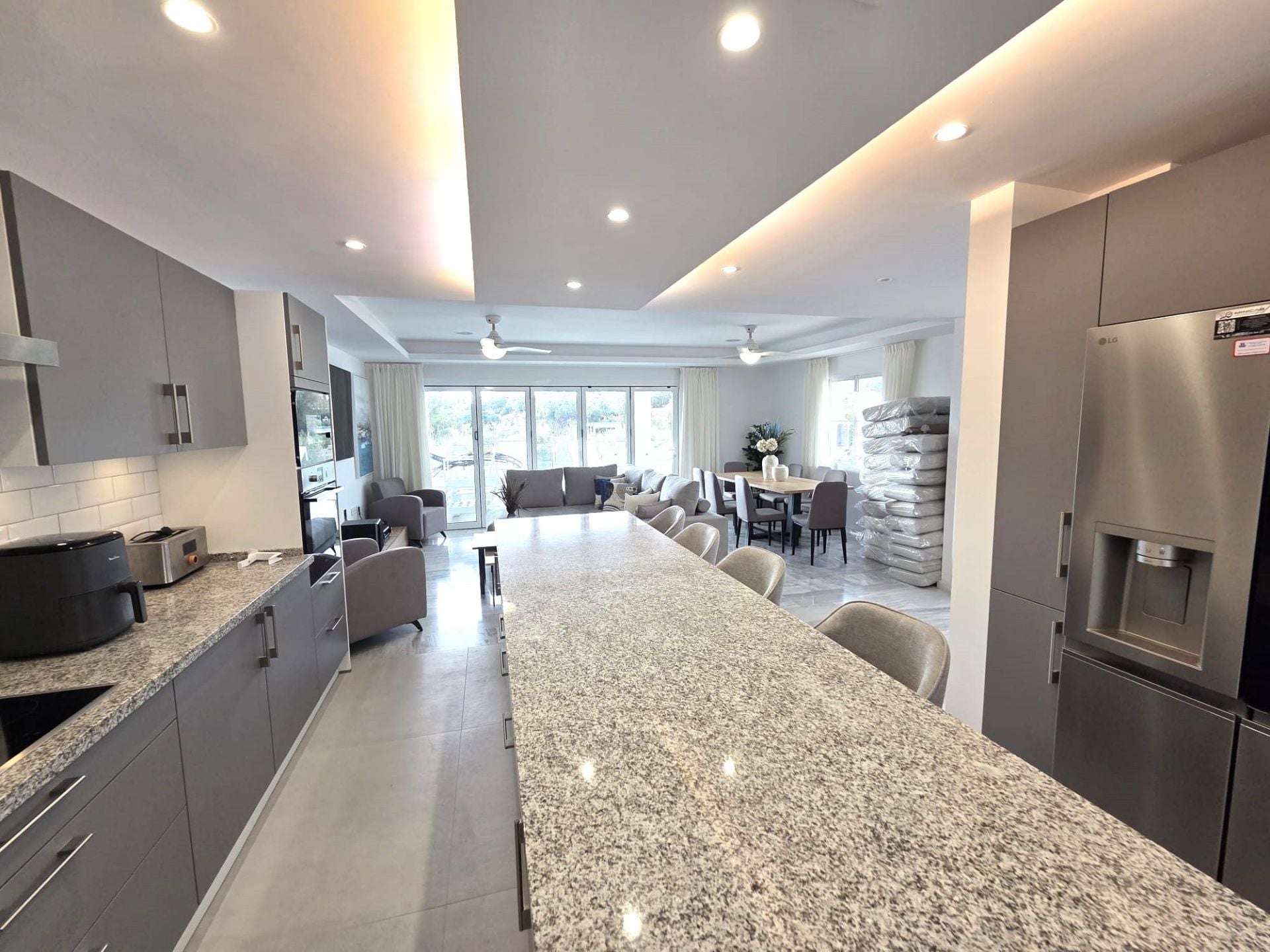 4 Bedroom Villa in Marbella - Photo 2