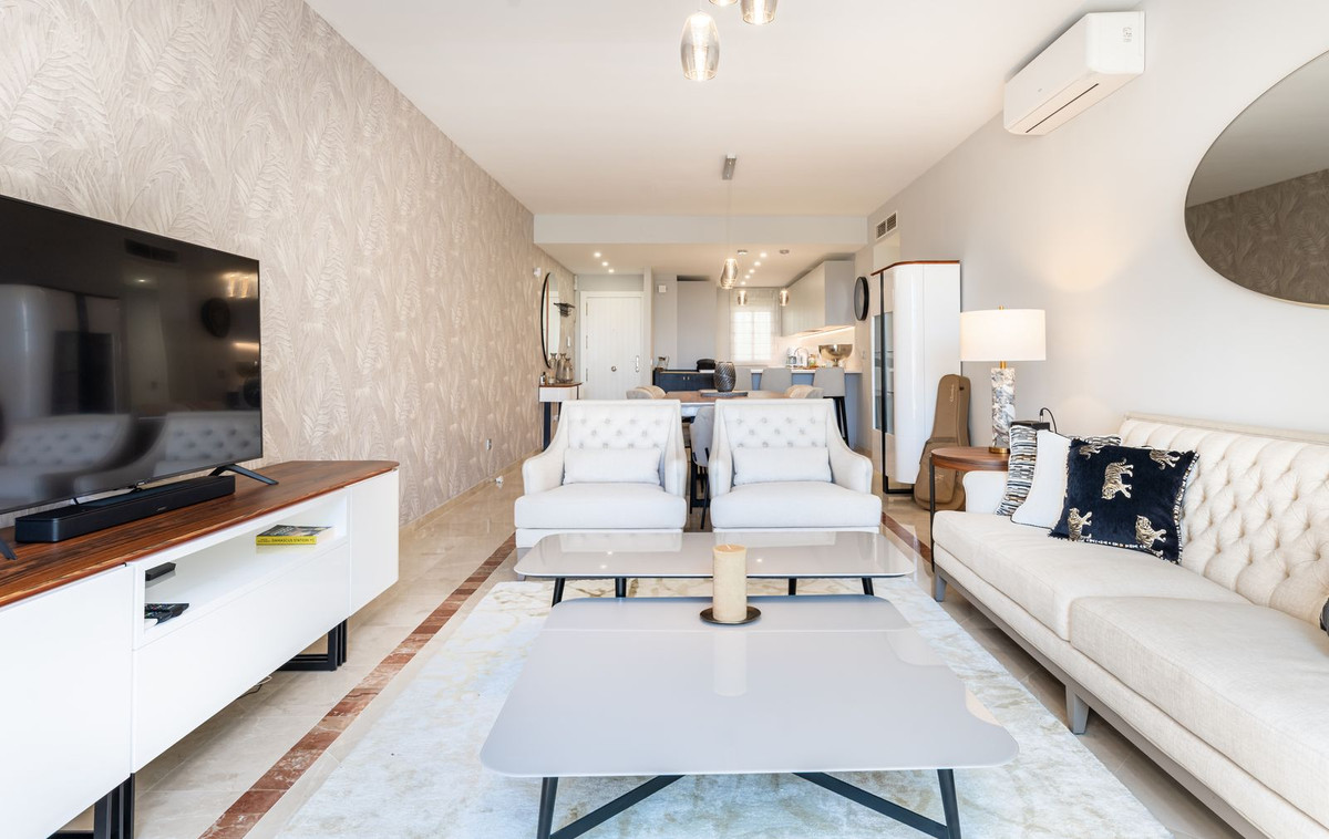 3 Bedroom Penthouse in Estepona - Photo 12