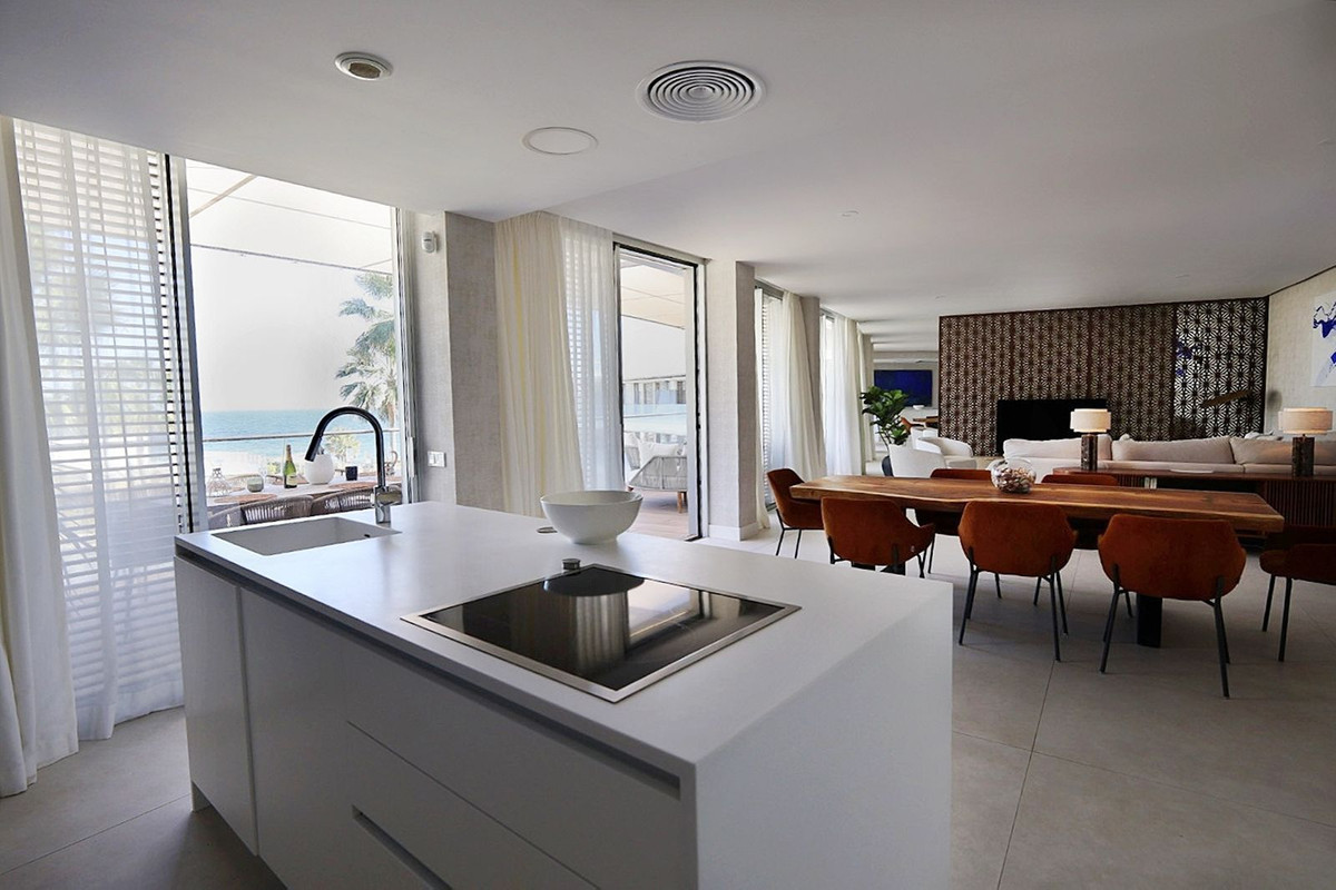 4 Bedroom Apartment in Estepona - Photo 10