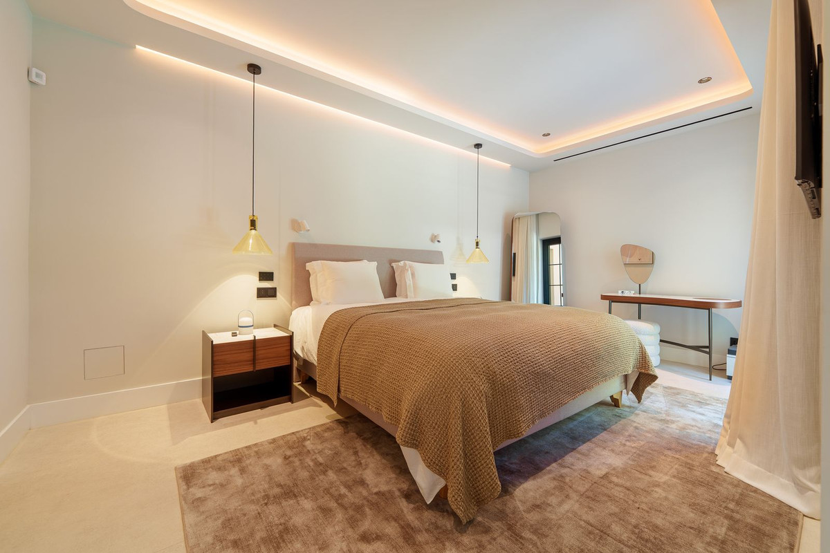 5 Bedroom Villa in Marbella - Photo 7