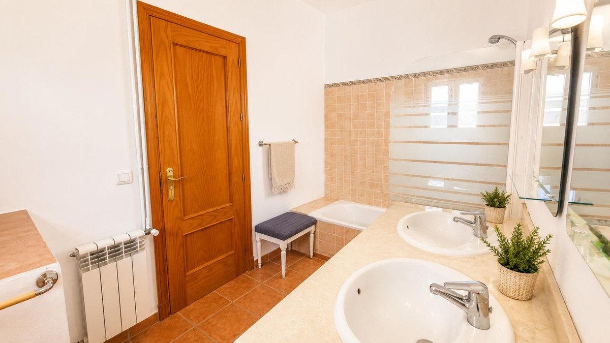 6 Bedroom Townhouse in Tolox - Photo 17