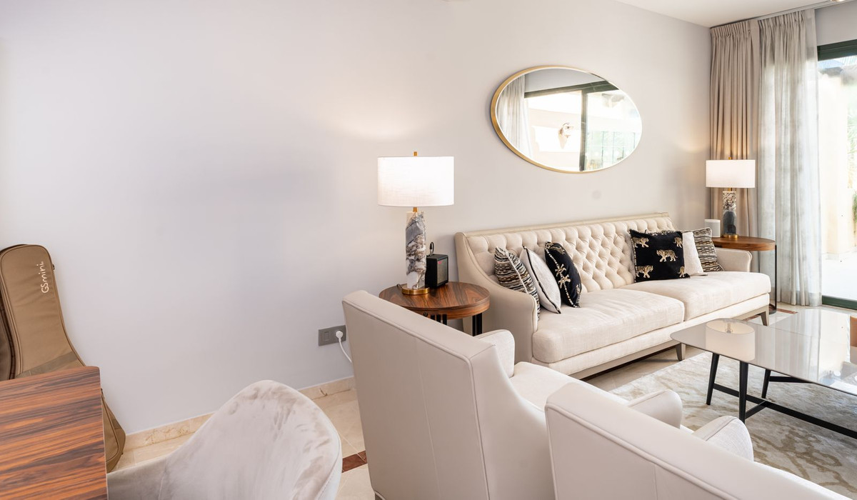 3 Bedroom Penthouse in Estepona - Photo 8