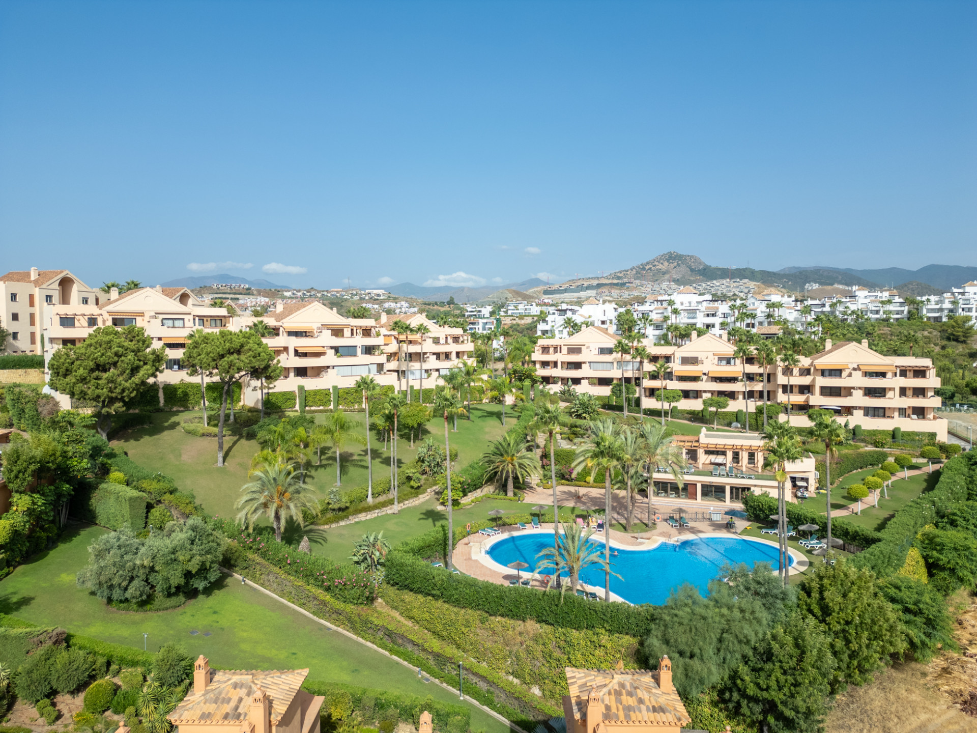 2 Bedroom Penthouse in Benahavís - Photo 5
