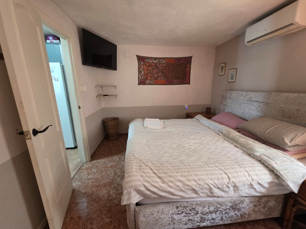 4 Bedroom Country house in Guaro - Photo 27