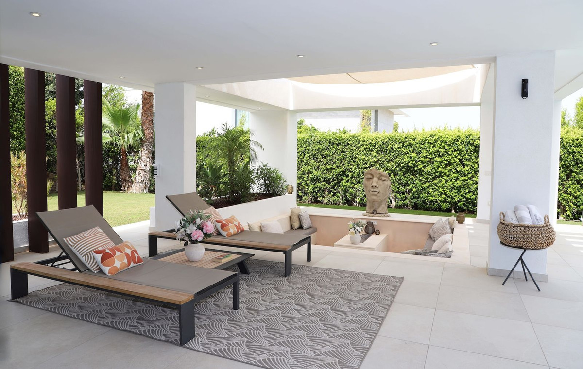 5 Bedroom Villa in Estepona - Photo 18