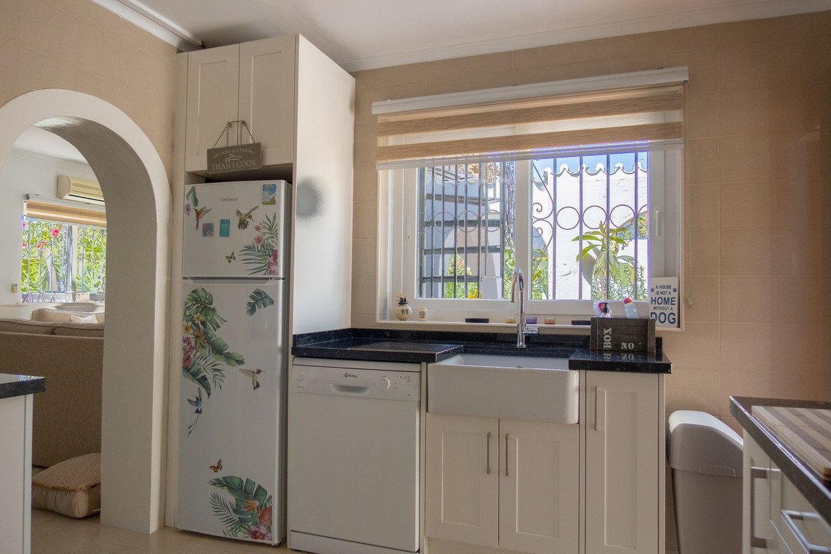 3 Bedroom Villa in Estepona - Photo 3