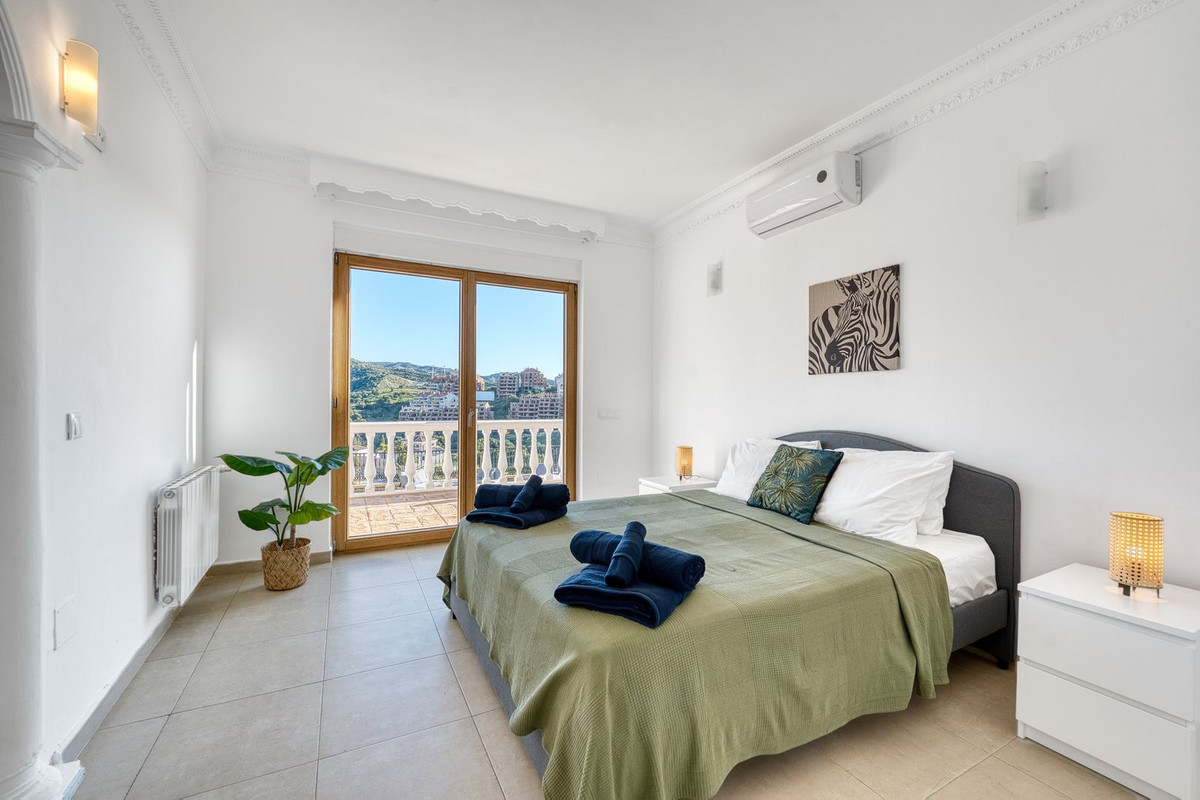 8 Bedroom Villa in Marbella - Photo 25