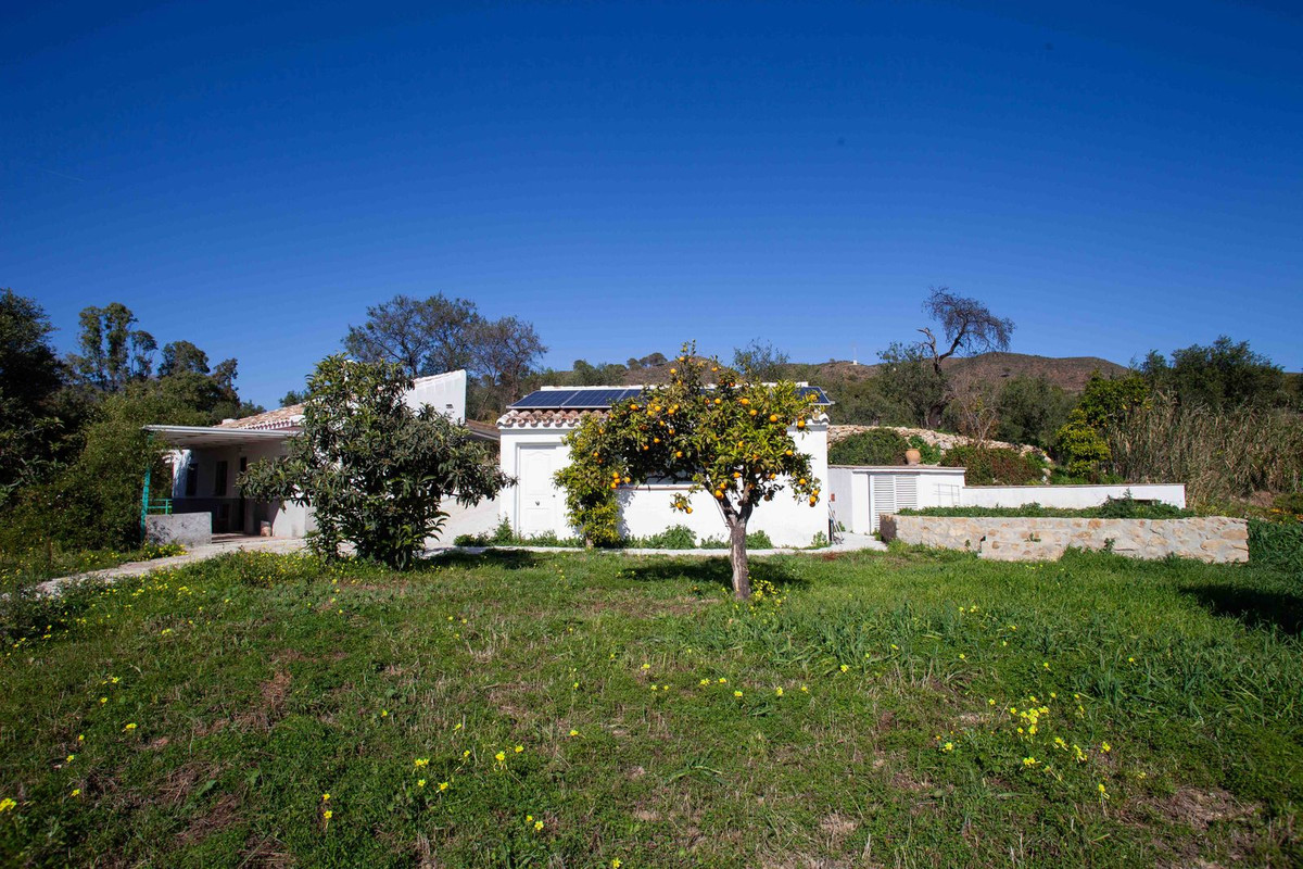 Chalet de 4 dormitorios con piscina en Málaga – Foto 2