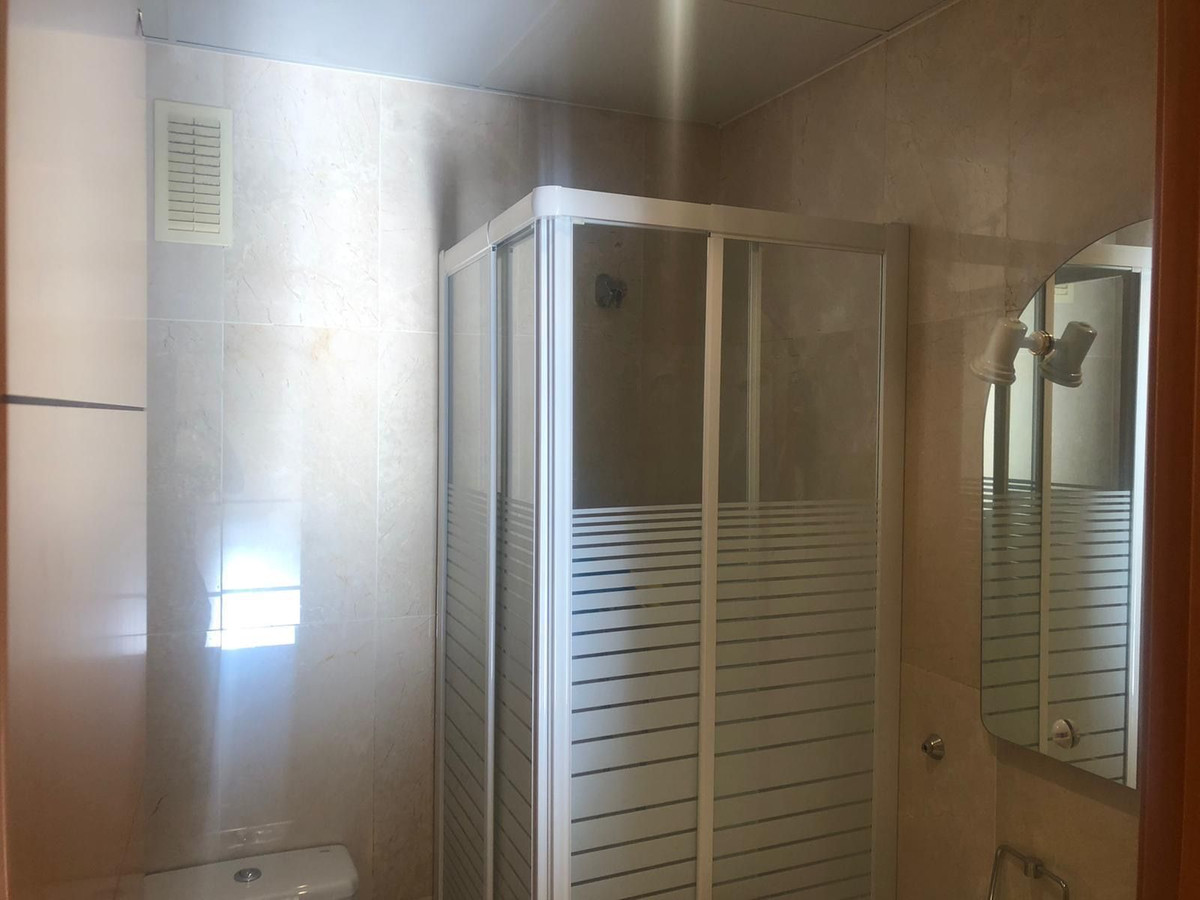2 Bedroom Apartment in Benalmádena - Photo 8