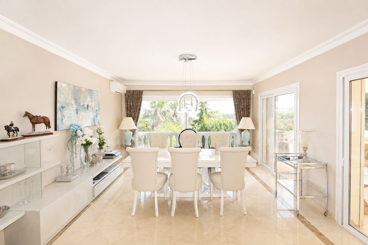 4 Bedroom Villa in Marbella - Photo 8