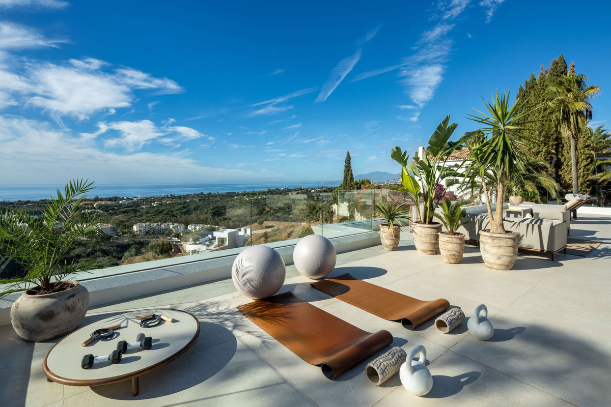 5 Bedroom Villa in Marbella - Photo 2