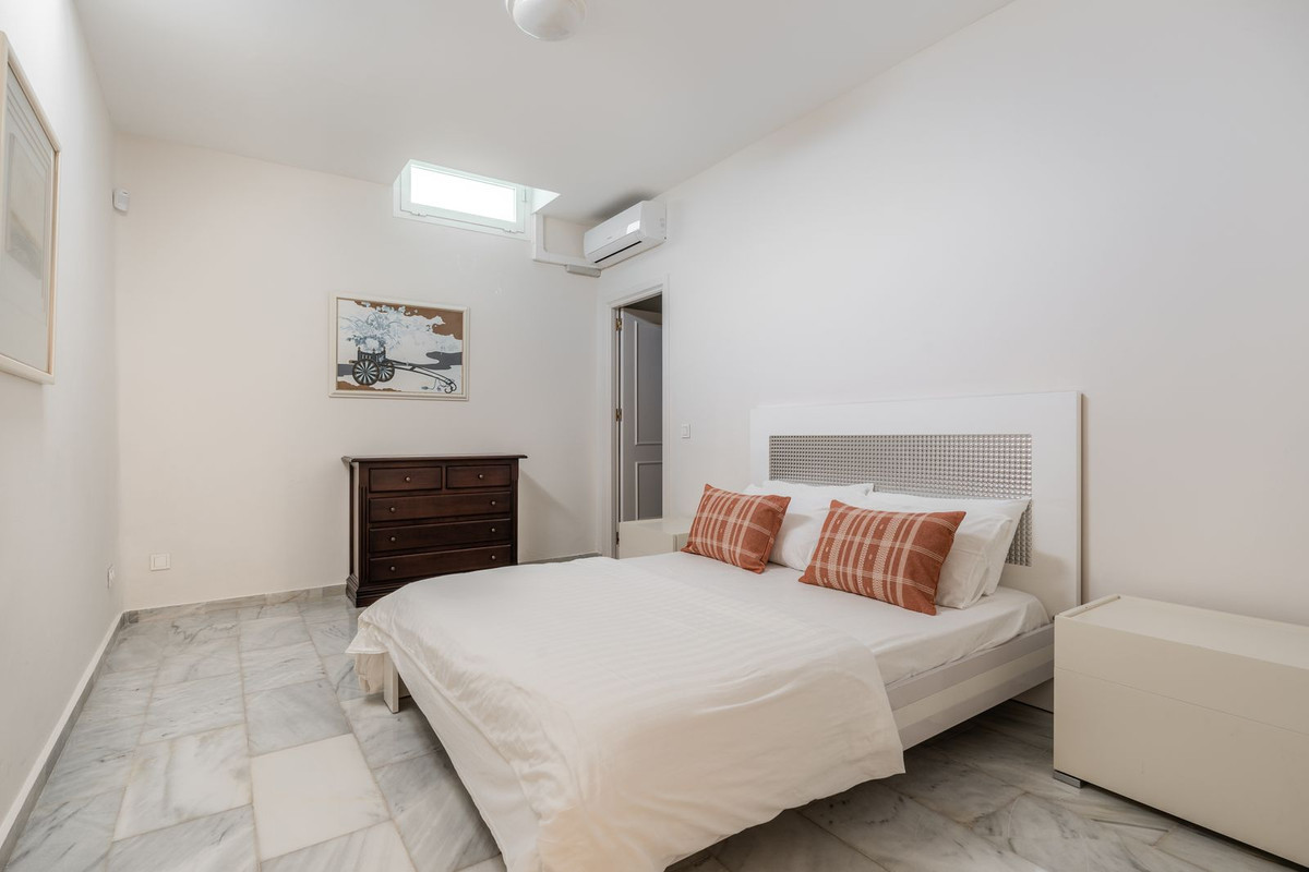 6 Bedroom Villa in Estepona - Photo 21