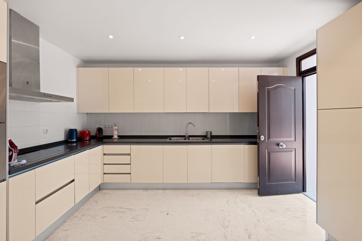2 Bedroom Apartment in Marbella - Photo 15