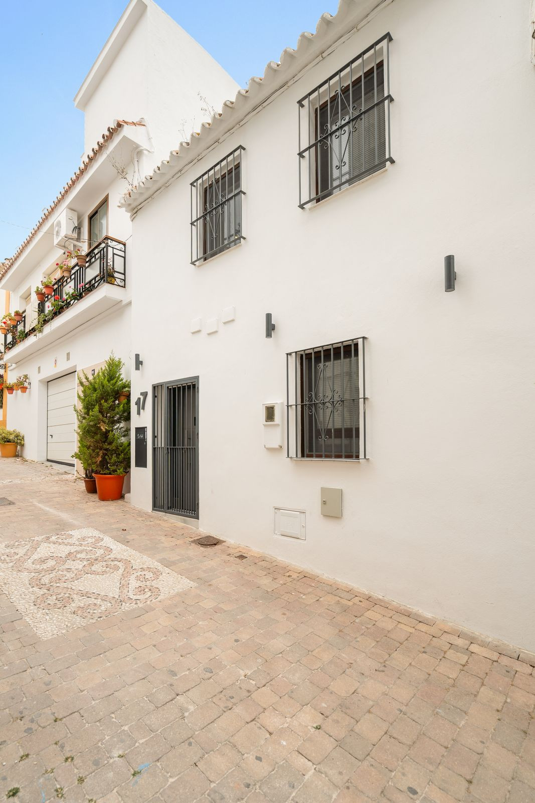 1 Bedroom Townhouse in Estepona - Photo 2
