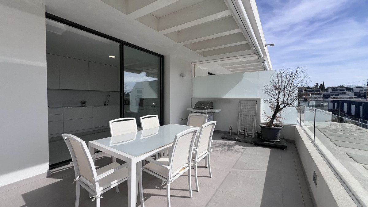 3 Bedroom Penthouse in Estepona - Photo 11