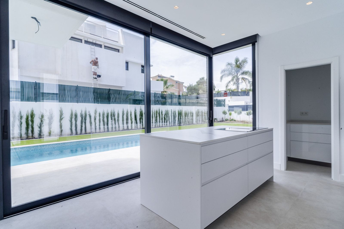 6 Bedroom Villa in Marbella - Photo 10